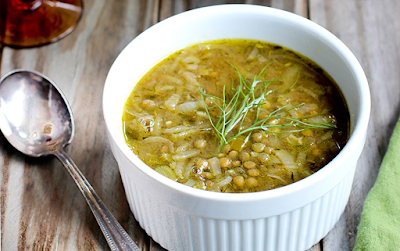 Французский суп с луком, фенхелем и зеленой чечевицей